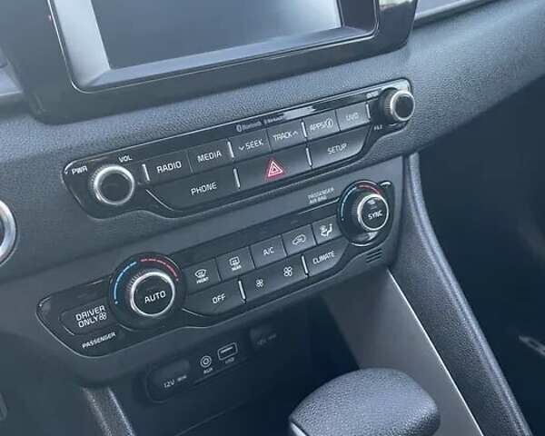 Красный Киа Niro, объемом двигателя 1.58 л и пробегом 123 тыс. км за 14200 $, фото 7 на Automoto.ua