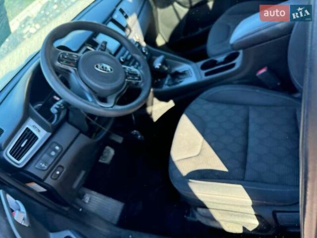 Красный Киа Niro, объемом двигателя 1.58 л и пробегом 76 тыс. км за 11700 $, фото 11 на Automoto.ua