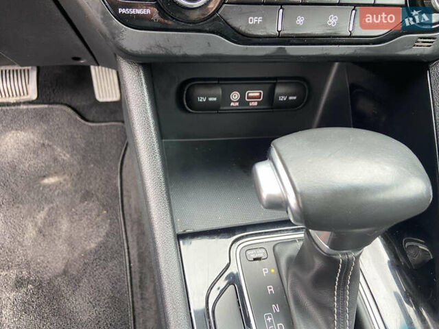 Красный Киа Niro, объемом двигателя 1.58 л и пробегом 119 тыс. км за 16200 $, фото 22 на Automoto.ua