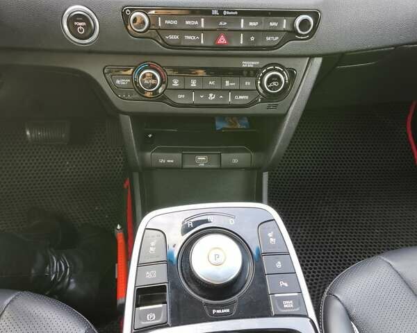 Красный Киа Niro, объемом двигателя 0 л и пробегом 138 тыс. км за 18800 $, фото 11 на Automoto.ua