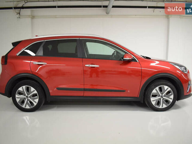 Красный Киа Niro, объемом двигателя 0 л и пробегом 83 тыс. км за 13300 $, фото 2 на Automoto.ua