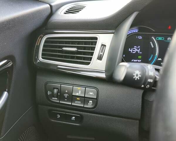 Красный Киа Niro, объемом двигателя 0 л и пробегом 138 тыс. км за 18800 $, фото 12 на Automoto.ua