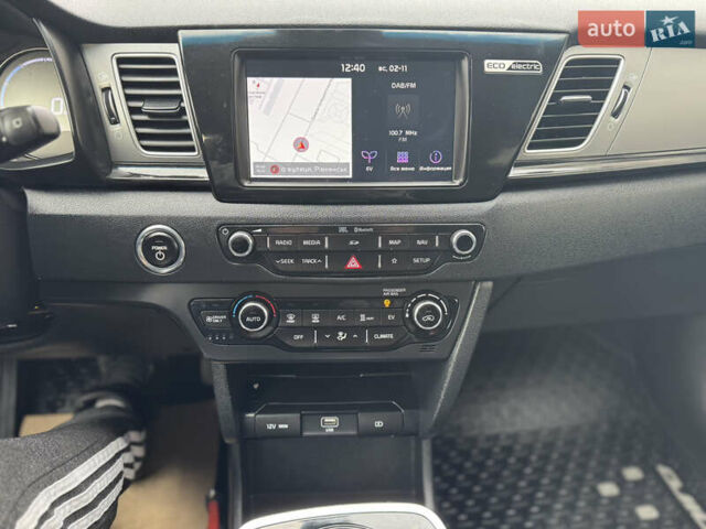 Красный Киа Niro, объемом двигателя 0 л и пробегом 135 тыс. км за 17299 $, фото 63 на Automoto.ua