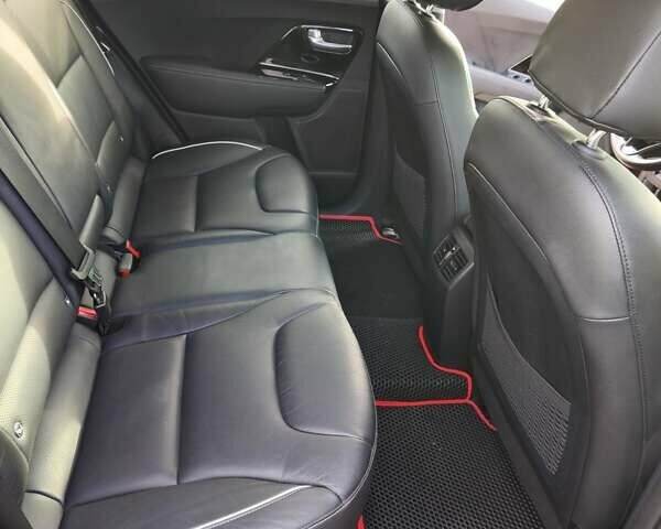 Красный Киа Niro, объемом двигателя 0 л и пробегом 138 тыс. км за 18800 $, фото 5 на Automoto.ua