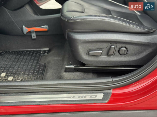 Красный Киа Niro, объемом двигателя 0 л и пробегом 135 тыс. км за 17299 $, фото 50 на Automoto.ua
