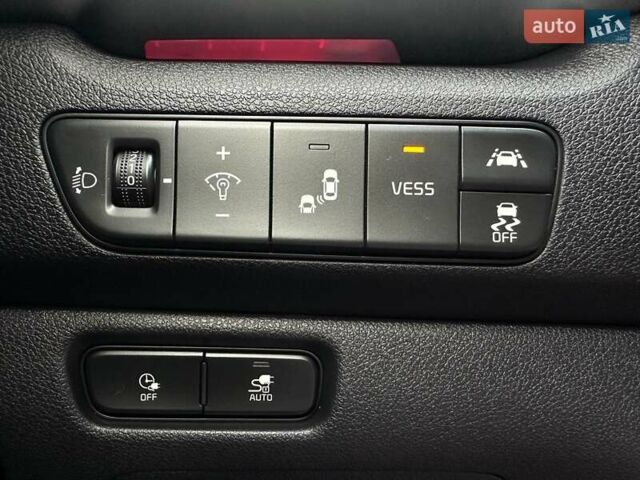 Червоний Кіа Niro, об'ємом двигуна 0 л та пробігом 61 тис. км за 23500 $, фото 8 на Automoto.ua