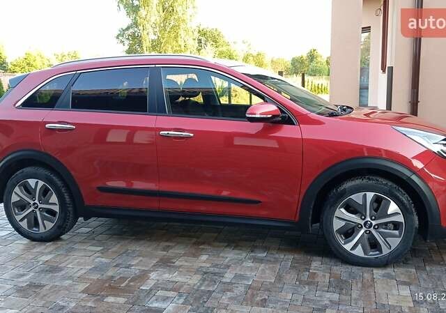 Красный Киа Niro, объемом двигателя 0 л и пробегом 117 тыс. км за 18950 $, фото 5 на Automoto.ua