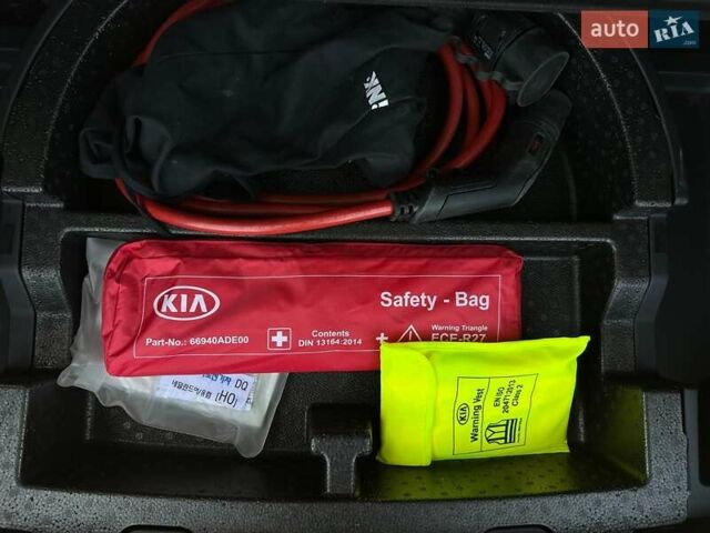 Червоний Кіа Niro, об'ємом двигуна 0 л та пробігом 48 тис. км за 23700 $, фото 71 на Automoto.ua