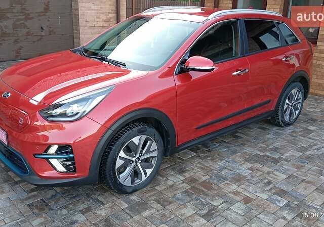 Красный Киа Niro, объемом двигателя 0 л и пробегом 117 тыс. км за 18950 $, фото 7 на Automoto.ua