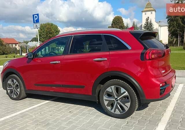 Красный Киа Niro, объемом двигателя 0 л и пробегом 105 тыс. км за 19999 $, фото 3 на Automoto.ua