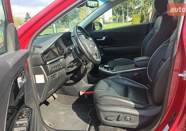 Красный Киа Niro, объемом двигателя 0 л и пробегом 105 тыс. км за 19999 $, фото 18 на Automoto.ua