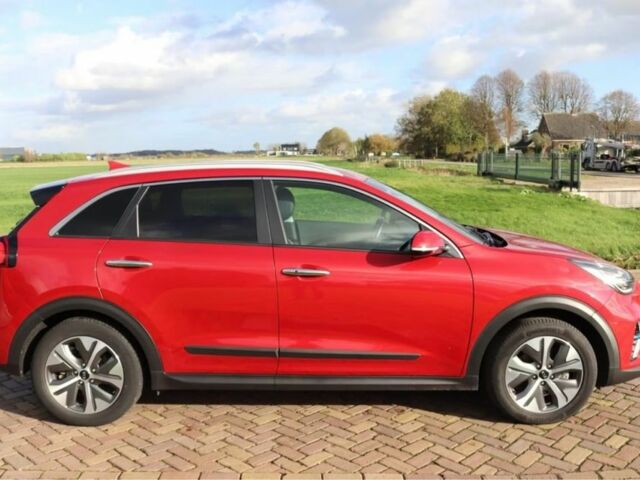 Красный Киа Niro, объемом двигателя 0 л и пробегом 84 тыс. км за 18368 $, фото 5 на Automoto.ua
