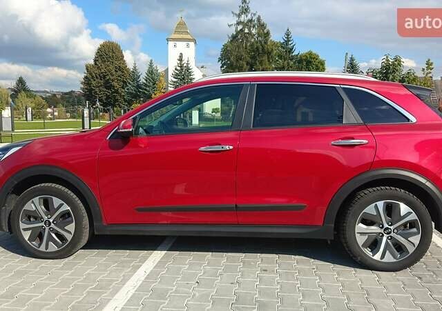 Красный Киа Niro, объемом двигателя 0 л и пробегом 105 тыс. км за 19999 $, фото 2 на Automoto.ua