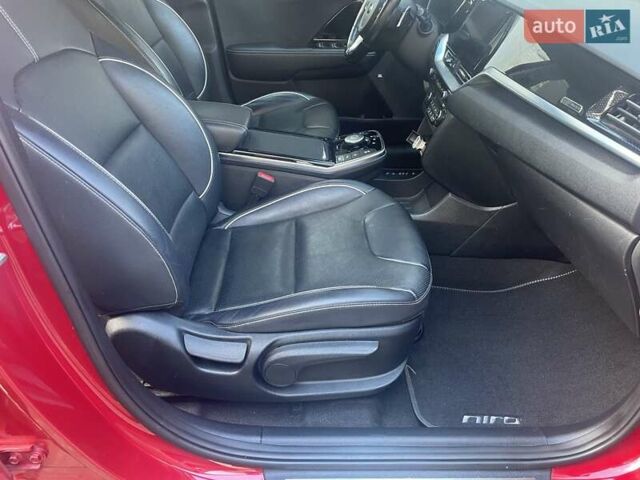 Красный Киа Niro, объемом двигателя 0 л и пробегом 124 тыс. км за 18200 $, фото 2 на Automoto.ua