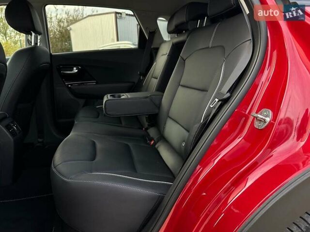 Червоний Кіа Niro, об'ємом двигуна 0 л та пробігом 61 тис. км за 23500 $, фото 81 на Automoto.ua