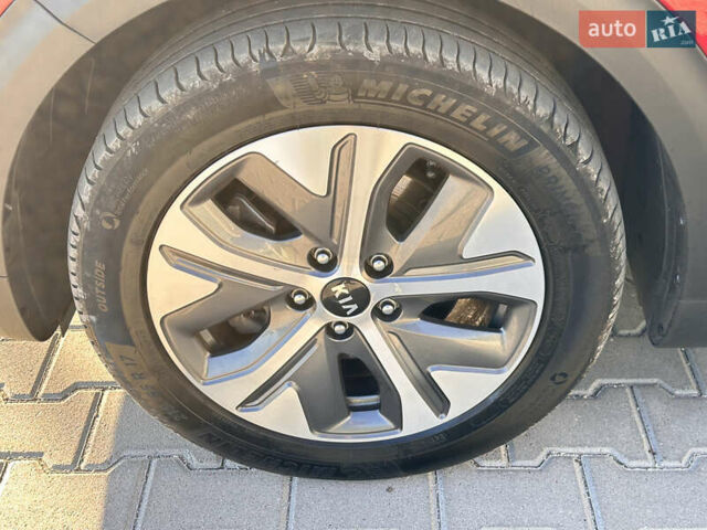 Красный Киа Niro, объемом двигателя 0 л и пробегом 162 тыс. км за 17900 $, фото 21 на Automoto.ua
