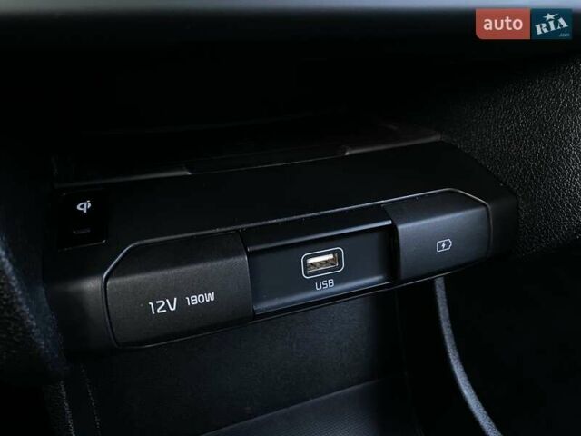 Червоний Кіа Niro, об'ємом двигуна 0 л та пробігом 128 тис. км за 19900 $, фото 5 на Automoto.ua