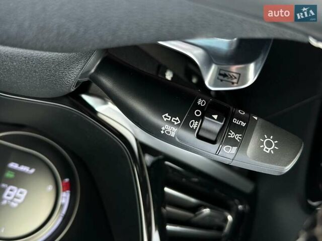 Червоний Кіа Niro, об'ємом двигуна 0 л та пробігом 61 тис. км за 23500 $, фото 48 на Automoto.ua