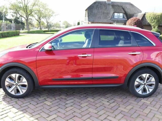 Красный Киа Niro, объемом двигателя 0 л и пробегом 84 тыс. км за 18368 $, фото 1 на Automoto.ua