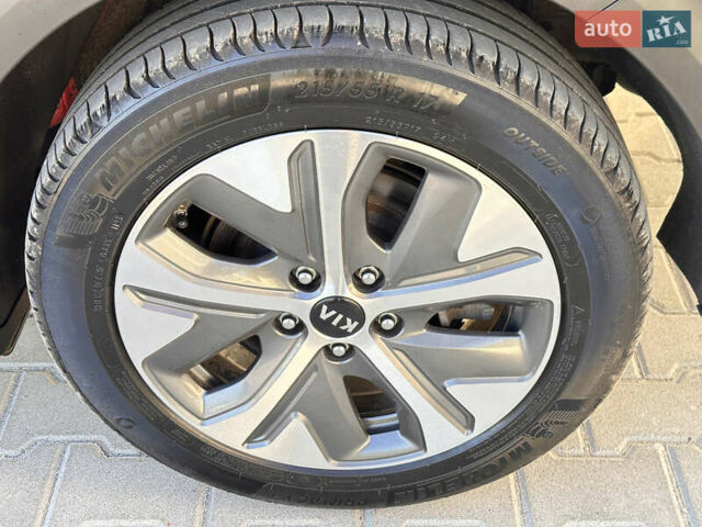 Красный Киа Niro, объемом двигателя 0 л и пробегом 162 тыс. км за 17900 $, фото 20 на Automoto.ua