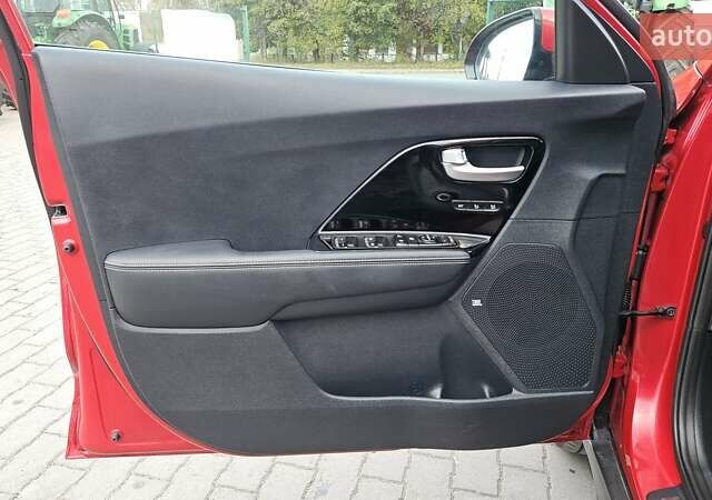 Киа Niro 2020 в Радомышле на Automoto.ua Красный Киа Niro, объемом двигателя 0 л и пробегом 116 тыс. км за 20600 $, фото 16 на Automoto.ua
