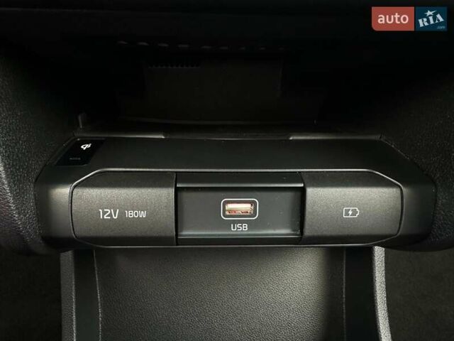 Червоний Кіа Niro, об'ємом двигуна 0 л та пробігом 61 тис. км за 23500 $, фото 68 на Automoto.ua