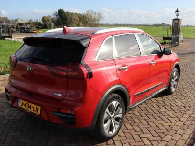 Красный Киа Niro, объемом двигателя 0 л и пробегом 84 тыс. км за 18368 $, фото 4 на Automoto.ua