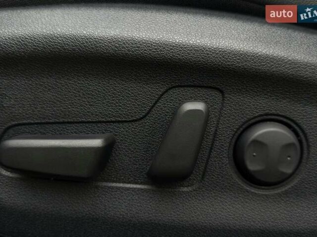 Красный Киа Niro, объемом двигателя 0 л и пробегом 47 тыс. км за 23900 $, фото 2 на Automoto.ua