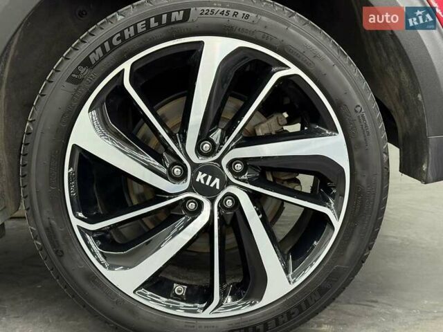 Червоний Кіа Niro, об'ємом двигуна 0 л та пробігом 110 тис. км за 19648 $, фото 10 на Automoto.ua