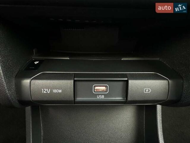 Червоний Кіа Niro, об'ємом двигуна 0 л та пробігом 61 тис. км за 23500 $, фото 13 на Automoto.ua