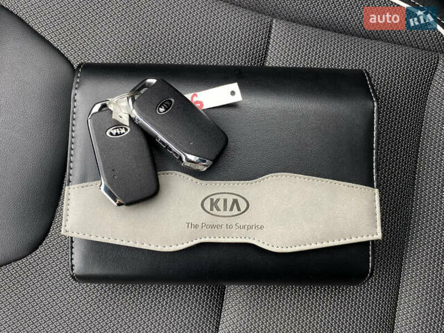 Красный Киа Niro, объемом двигателя 0 л и пробегом 111 тыс. км за 20300 $, фото 78 на Automoto.ua