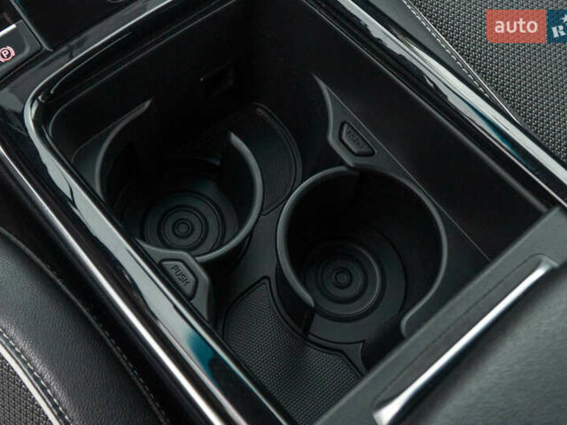 Червоний Кіа Niro, об'ємом двигуна 0 л та пробігом 46 тис. км за 24500 $, фото 32 на Automoto.ua