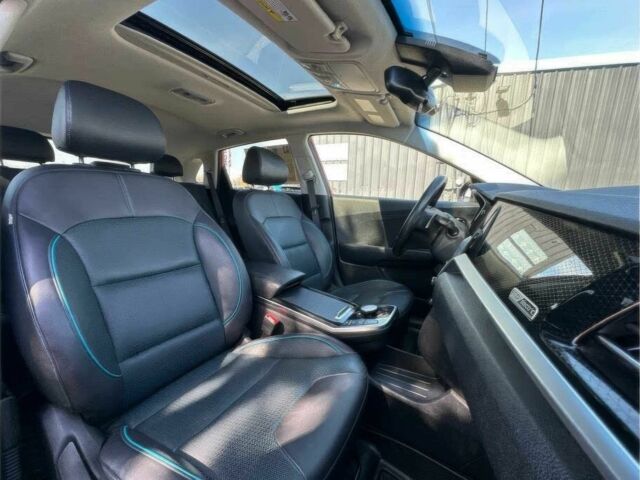 Красный Киа Niro, объемом двигателя 2 л и пробегом 47 тыс. км за 10000 $, фото 12 на Automoto.ua
