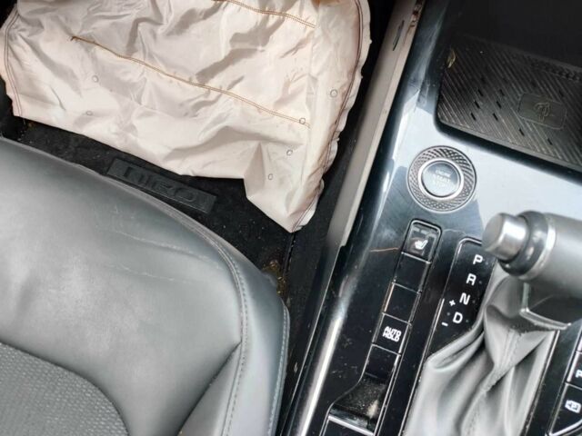 Киа Niro 2023 в Одессе на Automoto.ua Красный Киа Niro, объемом двигателя 1.6 л и пробегом 170 тыс. км за 345 $, фото 17 на Automoto.ua