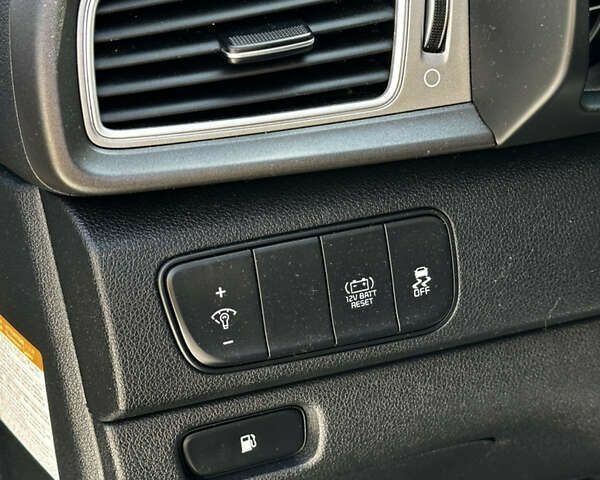 Кіа Niro, об'ємом двигуна 0 л та пробігом 241 тис. км за 12500 $, фото 8 на Automoto.ua