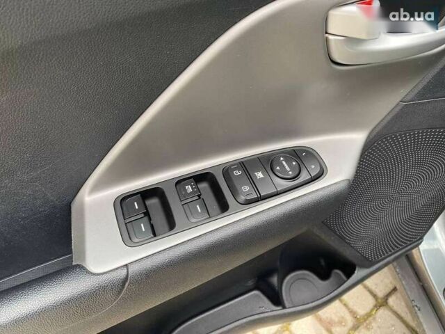 Кіа Niro, об'ємом двигуна 0 л та пробігом 208 тис. км за 15300 $, фото 10 на Automoto.ua