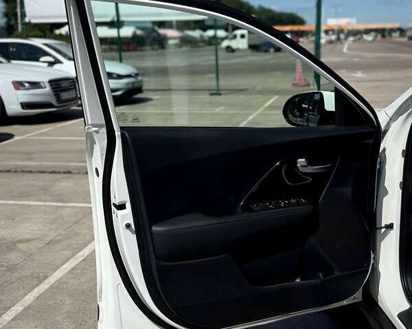 Киа Niro, объемом двигателя 0 л и пробегом 114 тыс. км за 17750 $, фото 18 на Automoto.ua
