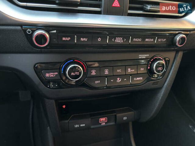 Кіа Niro, об'ємом двигуна 0 л та пробігом 117 тис. км за 19600 $, фото 19 на Automoto.ua
