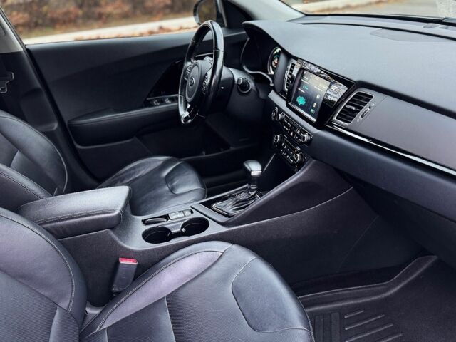 Сірий Кіа Niro, об'ємом двигуна 1.6 л та пробігом 111 тис. км за 17400 $, фото 18 на Automoto.ua