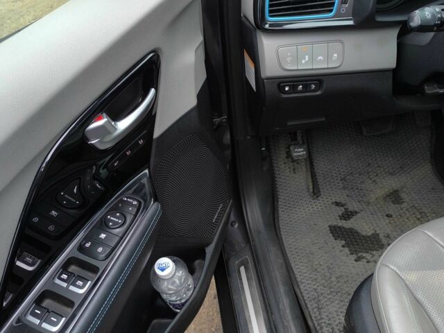 Сірий Кіа Niro, об'ємом двигуна 1.6 л та пробігом 80 тис. км за 21000 $, фото 14 на Automoto.ua