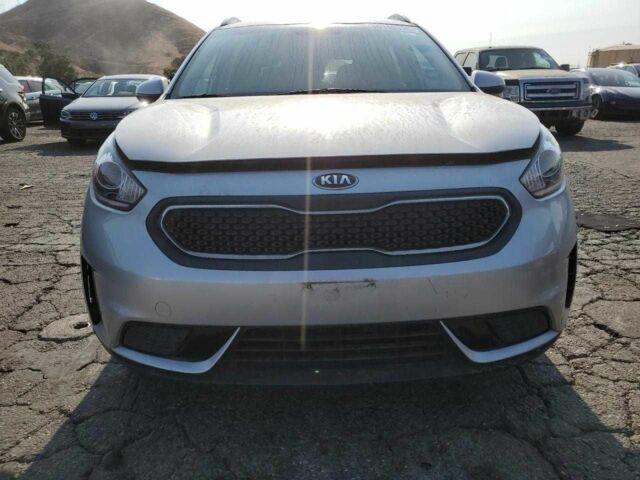 Сірий Кіа Niro, об'ємом двигуна 0 л та пробігом 83 тис. км за 3600 $, фото 4 на Automoto.ua