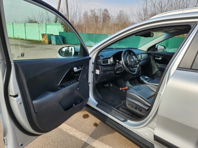 Серый Киа Niro, объемом двигателя 0 л и пробегом 86 тыс. км за 17900 $, фото 9 на Automoto.ua
