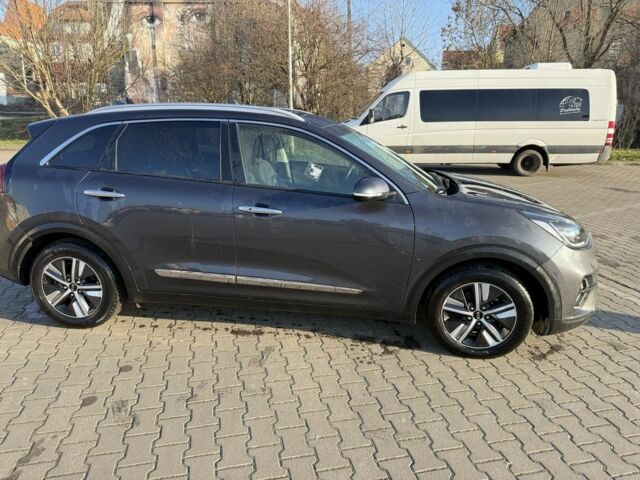 Серый Киа Niro, объемом двигателя 1.6 л и пробегом 100 тыс. км за 17133 $, фото 3 на Automoto.ua