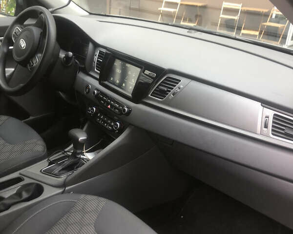 Серый Киа Niro, объемом двигателя 1.58 л и пробегом 150 тыс. км за 13900 $, фото 2 на Automoto.ua