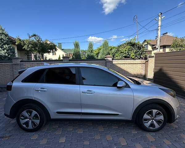 Серый Киа Niro, объемом двигателя 1.58 л и пробегом 122 тыс. км за 15800 $, фото 4 на Automoto.ua