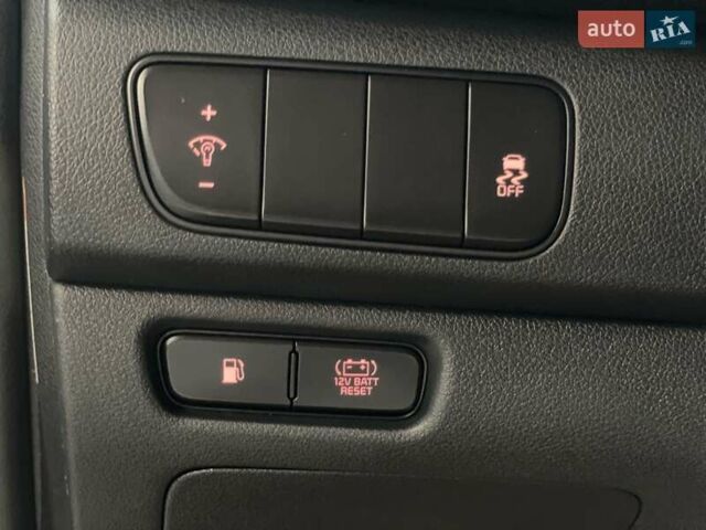 Серый Киа Niro, объемом двигателя 1.58 л и пробегом 176 тыс. км за 17800 $, фото 13 на Automoto.ua