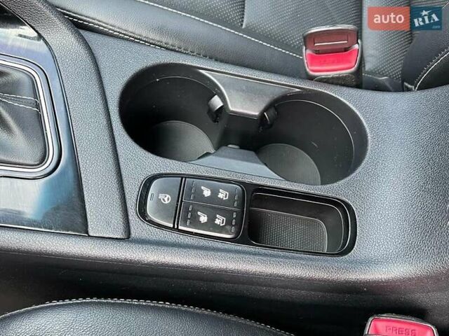 Сірий Кіа Niro, об'ємом двигуна 1.58 л та пробігом 92 тис. км за 17450 $, фото 13 на Automoto.ua