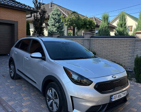 Серый Киа Niro, объемом двигателя 1.58 л и пробегом 122 тыс. км за 15800 $, фото 3 на Automoto.ua