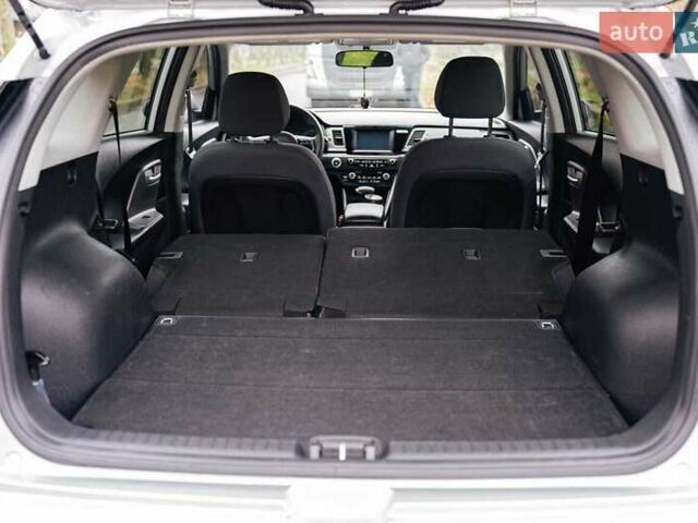 Сірий Кіа Niro, об'ємом двигуна 1.58 л та пробігом 227 тис. км за 14500 $, фото 12 на Automoto.ua
