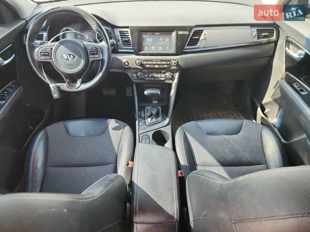 Серый Киа Niro, объемом двигателя 1.58 л и пробегом 118 тыс. км за 2300 $, фото 7 на Automoto.ua
